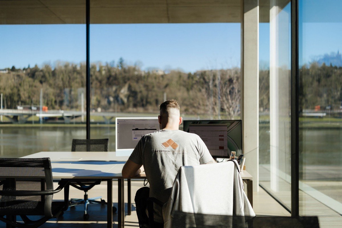 Espace de travail du Bord de Meuse avec vue sur la Meuse — cadre des formations Tandem IA